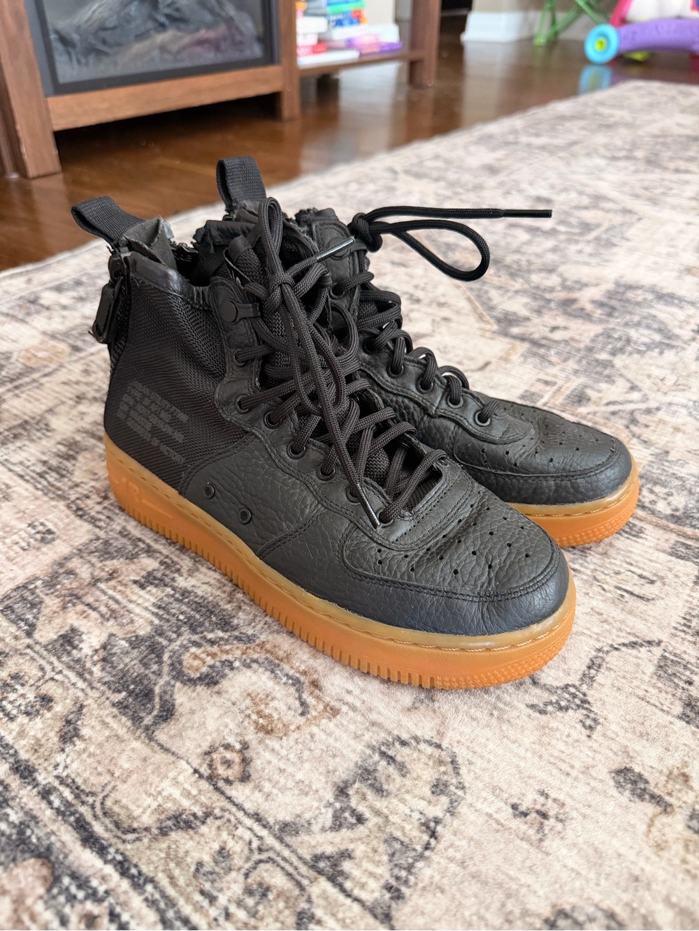 Nike Air Force 1 Special Field Mid
GS Size 4Y